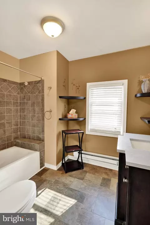 Bath - 36 Laird St, Reading, PA 19609 photo 3 of 4