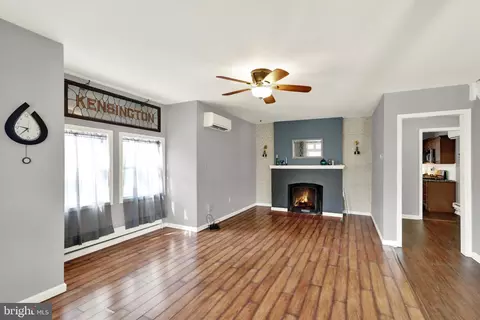 Living - 36 Laird St, Reading, PA 19609 photo 3 of 4
