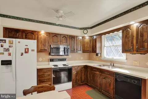 Kitchen - 716 Tamarack Trl, Reading, PA 19607 photo 2 of 2