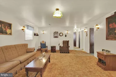 Living - 716 Tamarack Trl, Reading, PA 19607 photo 3 of 4