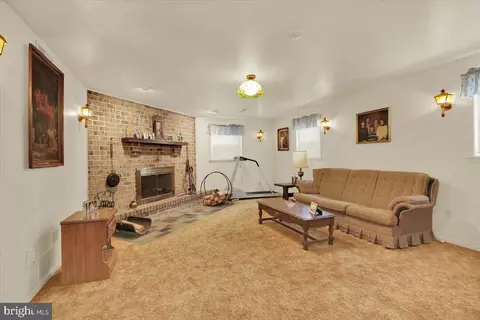Living - 716 Tamarack Trl, Reading, PA 19607 photo 2 of 4