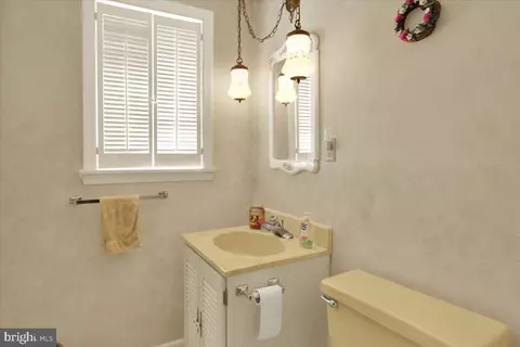 Bath - 716 Tamarack Trl, Reading, PA 19607 photo 3 of 4