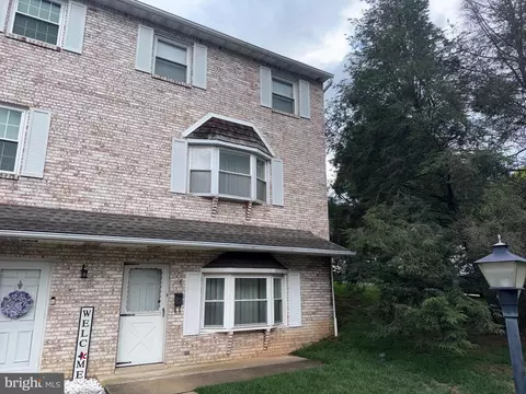 146 Village Dr, Boyertown, PA 19512