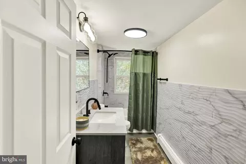 Bath - 929 John St, Reading, PA 19607 photo 1 of 4