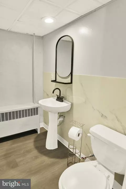 Bath - 929 John St, Reading, PA 19607 photo 4 of 4