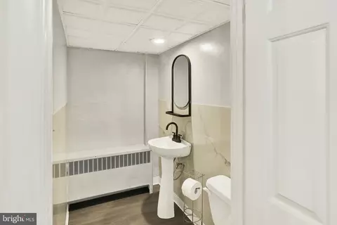 Bath - 929 John St, Reading, PA 19607 photo 3 of 4