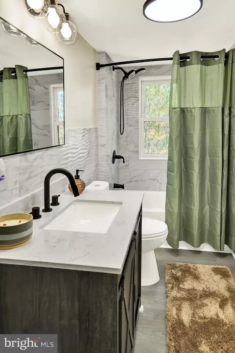 Bath - 929 John St, Reading, PA 19607 photo 2 of 4