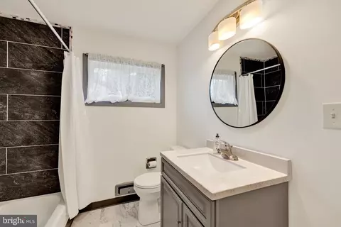 Bath - 1835 Alsace Rd, Reading, PA 19604 photo 3 of 4