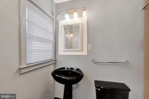 Bath - 1835 Alsace Rd, Reading, PA 19604 photo 2 of 4