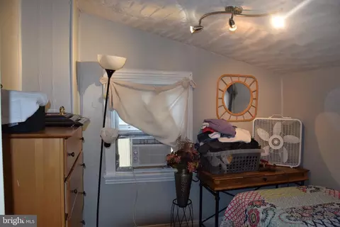 Bedroom - 1124 Spruce St, Reading, PA 19602 photo 4 of 6