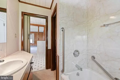 Bath - 1136 Broadway Blvd, Reading, PA 19607 photo 2 of 3