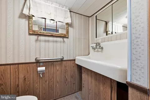 Bath - 1136 Broadway Blvd, Reading, PA 19607 photo 3 of 3