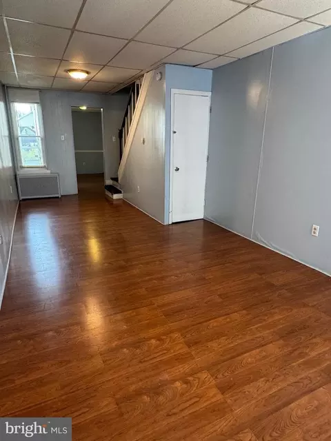 Living - 919 Perry St, Reading, PA 19604 photo 2 of 3