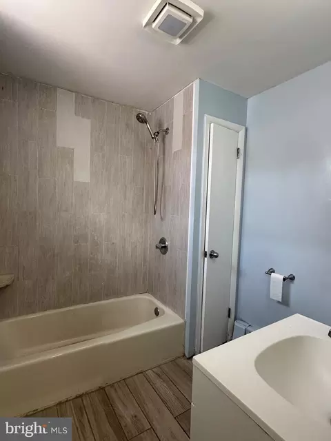 Bath - 919 Perry St, Reading, PA 19604 photo 1 of 1