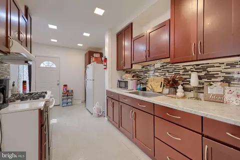 Entry Way - 320 Pear St, Reading, PA 19601 photo 6 of 10