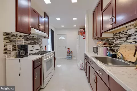 Entry Way - 320 Pear St, Reading, PA 19601 photo 7 of 10