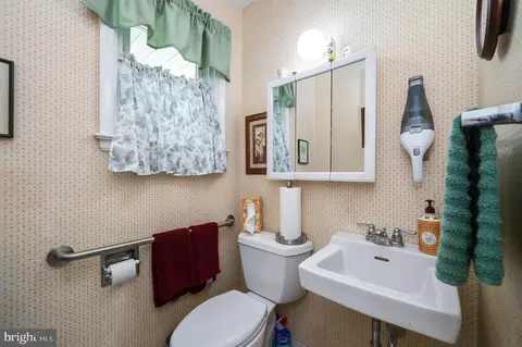 Bath - 505 Sherwood St, Reading, PA 19607 photo 2 of 3