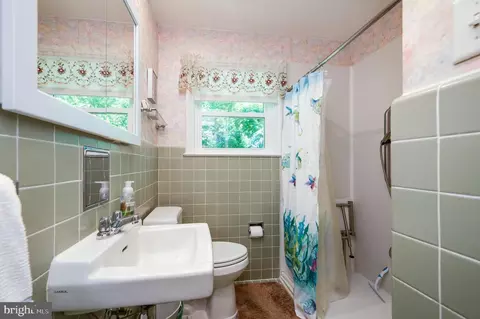Bath - 505 Sherwood St, Reading, PA 19607 photo 3 of 3