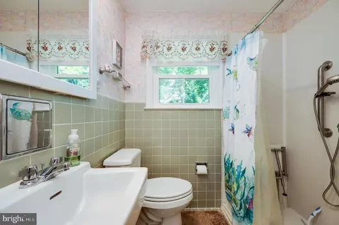 Bath - 505 Sherwood St, Reading, PA 19607 photo 1 of 3