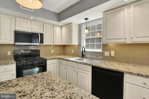 Kitchen - 222 Bainbridge Cir, Reading, PA 19608 photo 3 of 4