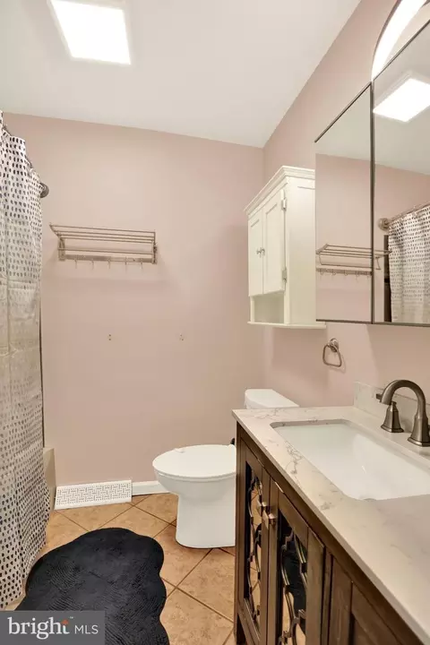Bath - 809 Evergreen Dr, Reading, PA 19610 photo 1 of 2