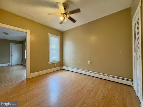 Living - 532 Birch St, Reading, PA 19604 photo 3 of 4