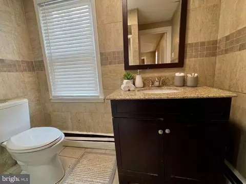 Bath - 532 Birch St, Reading, PA 19604 photo 1 of 1