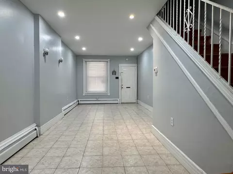 Living - 532 Birch St, Reading, PA 19604 photo 2 of 4