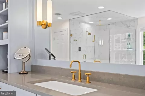 Bath - 54 Glen Oley Dr, Reading, PA 19606 photo 2 of 5