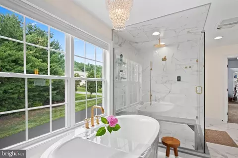 Bath - 54 Glen Oley Dr, Reading, PA 19606 photo 4 of 5