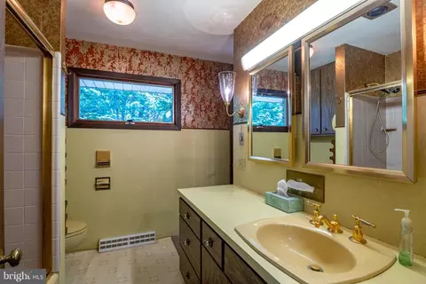 Bath - 1317 Fern Ave, Reading, PA 19607 photo 1 of 1