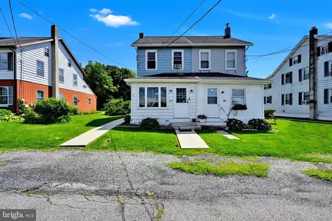 207 E Hunter St, Lyon Station, PA 19536