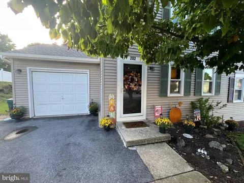 202 S 4th St, Womelsdorf, PA 19567