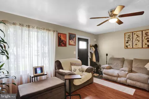 Entry Way - 8 Bentley Ct, Reading, PA 19601 photo 3 of 4