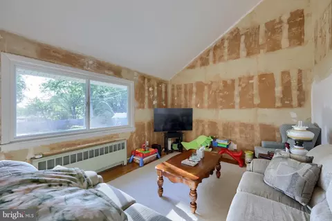 Living - 105 Radcliffe, Reading, PA 19609 photo 2 of 2