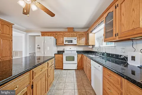Kitchen - 19 Dairy Ln, Barto, PA 19504 photo 6 of 8
