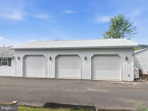 Exterior - 19 Dairy Ln, Barto, PA 19504 photo 7 of 10