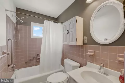Bath - 1518 Commonwealth Blvd, Reading, PA 19607 photo 1 of 1