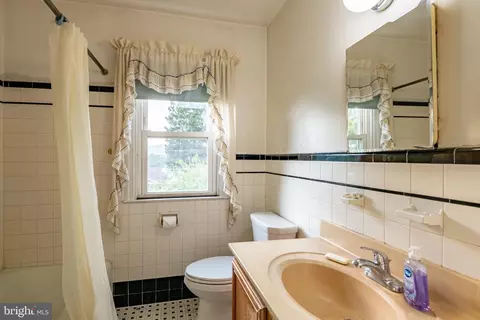 Bath - 1435 Fayette Ave, Reading, PA 19607 photo 1 of 1