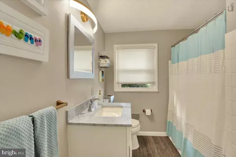 Bath - 305 Marshall Dr, Reading, PA 19607 photo 1 of 4