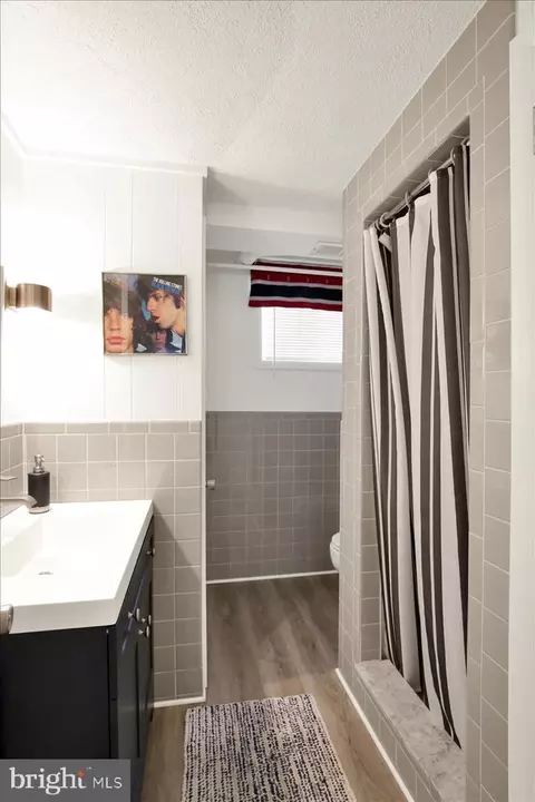Bath - 305 Marshall Dr, Reading, PA 19607 photo 4 of 4