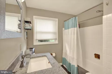 Bath - 305 Marshall Dr, Reading, PA 19607 photo 2 of 4