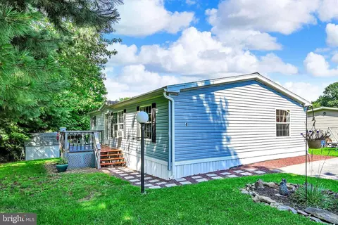 4 Hawthorne Ln, Hamburg, PA 19526