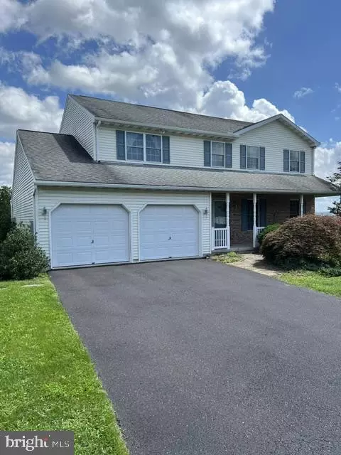 304 Cameron Dr, Douglassville, PA 19518