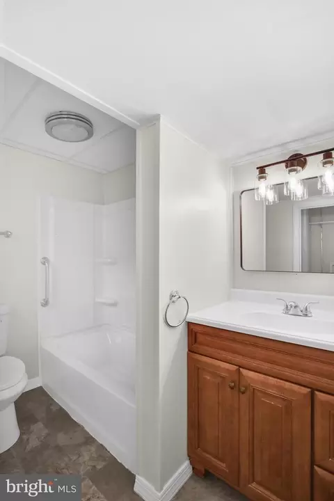 Bath - 36 S Miller St, Reading, PA 19607 photo 3 of 4