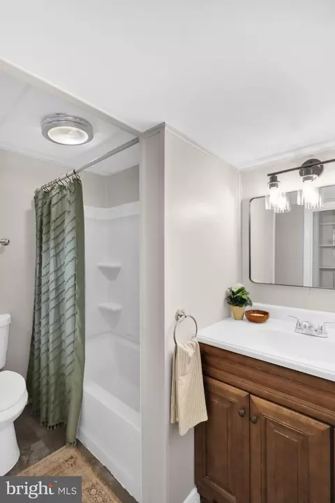 Bath - 36 S Miller St, Reading, PA 19607 photo 2 of 4