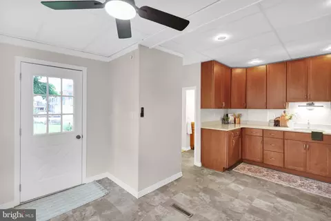 Entry Way - 36 S Miller St, Reading, PA 19607 photo 3 of 6