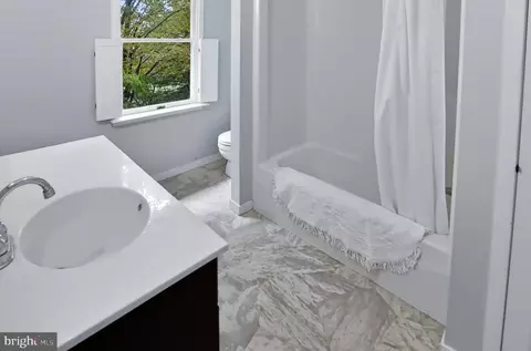 Bath - 83 Flint Ridge Dr, Reading, PA 19607 photo 2 of 3