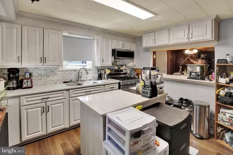 Kitchen - 119 Pennwyn Pl, Reading, PA 19607 photo 2 of 2