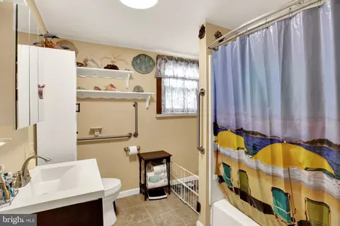 Bath - 119 Pennwyn Pl, Reading, PA 19607 photo 1 of 2